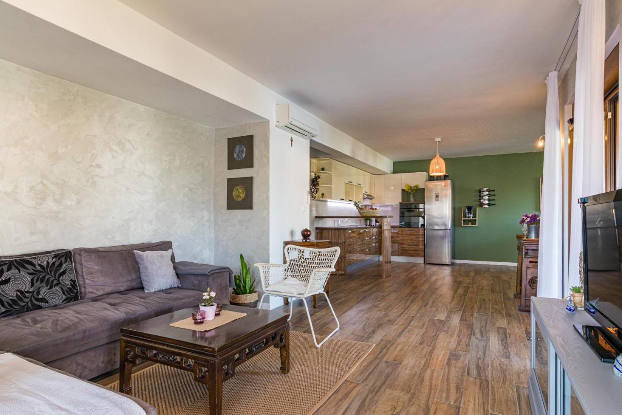 Lovely Istrian Apartment With A Private Swimming Pool And A Charming Garden บานโจเล ภายนอก รูปภาพ