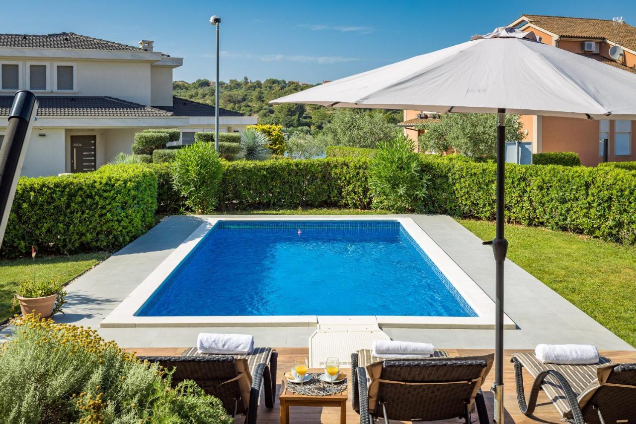 Lovely Istrian Apartment With A Private Swimming Pool And A Charming Garden บานโจเล ภายนอก รูปภาพ